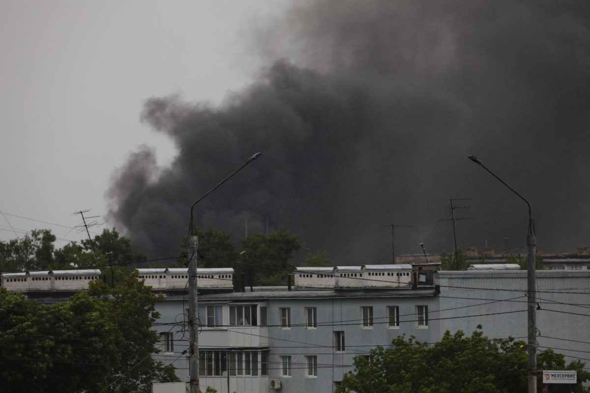 Густой чёрный дым напугал жителей Дзержинска