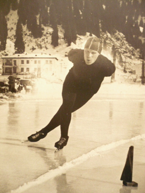 Геннадий Пискунов успешно выступал на дистанциях 5000 м, 10000 м, в многоборье