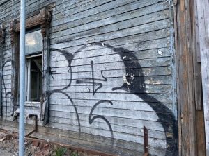 Арт-объект пропал со стены сгоревшего дома Чардымова в Нижнем Новгороде