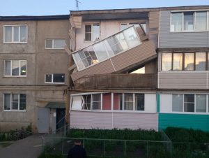 Балкон обрушился в трехэтажном доме в Вадском районе