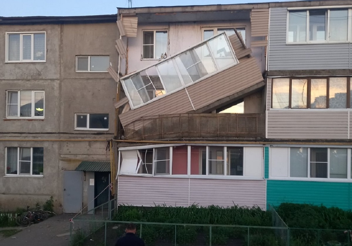 Балкон обрушился в трехэтажном доме в Вадском районе