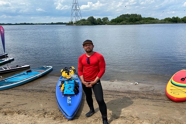 Блогер из Белоруссии устроил заплыв на сапборде по Волге