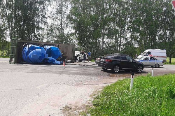 Два человека пострадали после столкновения трактора с легковушкой в Городецком районе