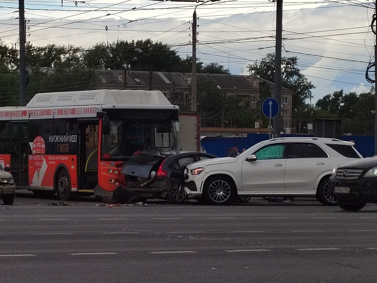 Водитель иномарки пострадал в ДТП с участием пассажирского автобуса на проспекте Ленина