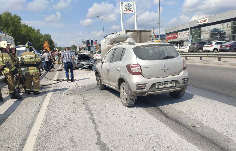 Водитель иномарки пострадал в массовом ДТП на улице Ларина