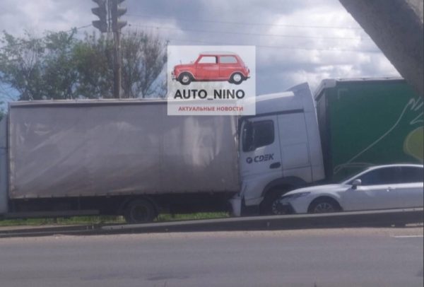 Один человек погиб при столкновении трех грузовиков в Володарском районе