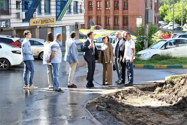 Депутаты городской Думы проинспектировали ремонт проездов на улице Родионова