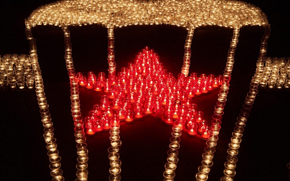 В рязанском Лесопарке выложили символ ВДВ из свечей