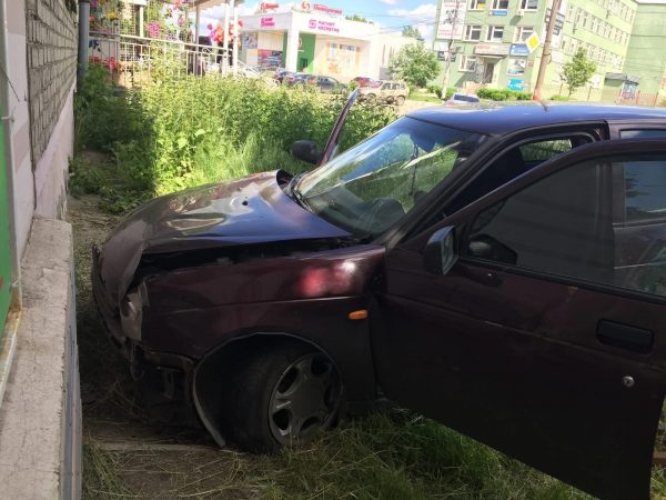 На Бору легковушка протаранила жилой&nbsp;дом