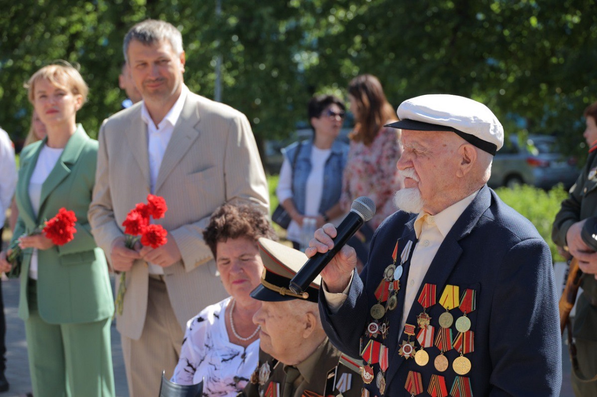 В торжественной церемонии на площади Героев принял участие глава города Иван Носков и председатель Думы Дзержинска Виктория Николаева.