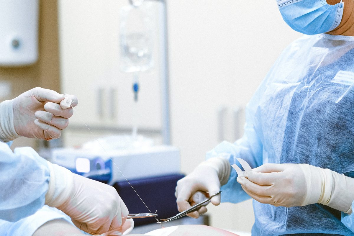 Кардиохирурги из Нижнего Новгорода провели одновременно три сложные операции пациентке