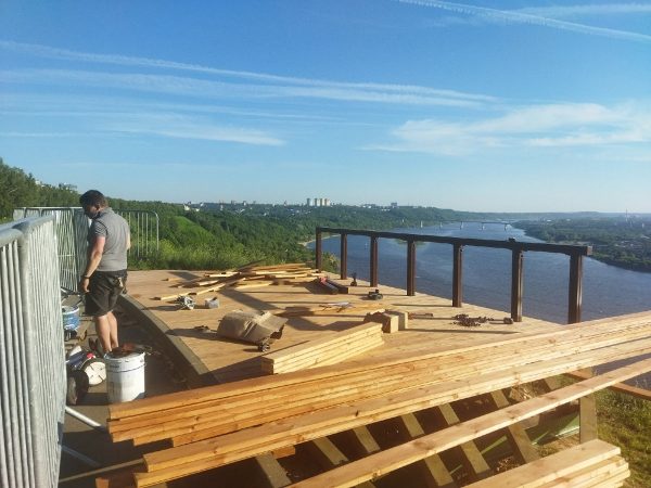 Видовую площадку возводят в парке «Швейцария»