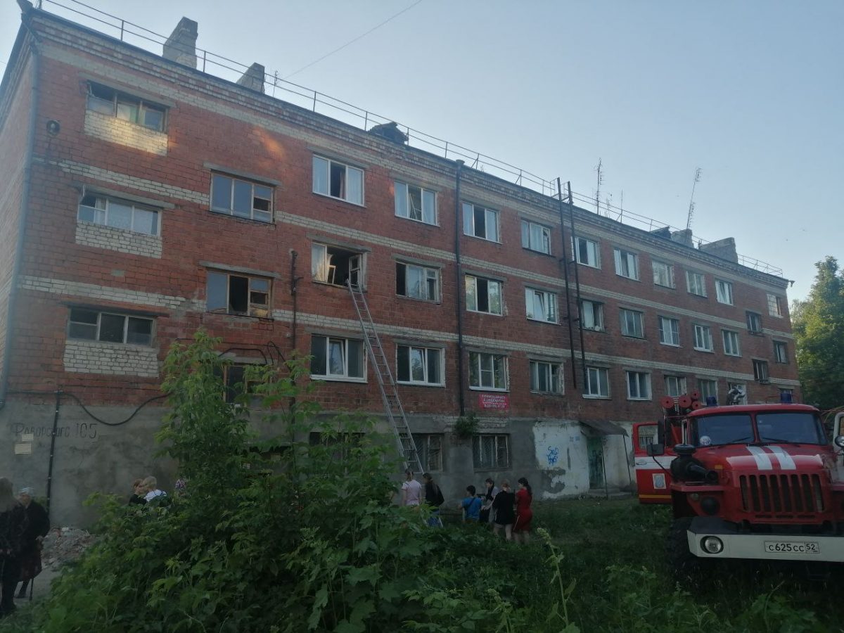 Одна женщина пострадала и 27 человек спасены при пожаре в Павлове
