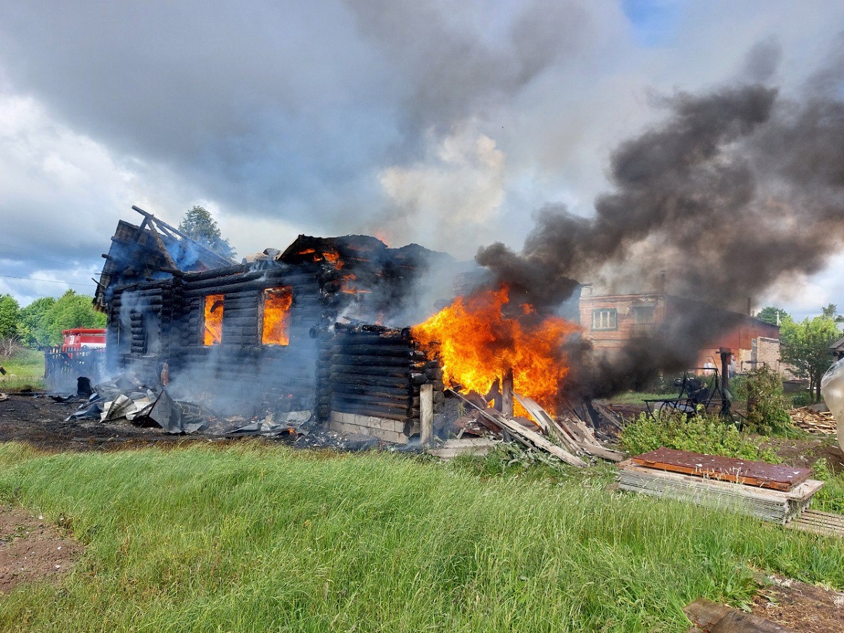 В Шахунье дети случайно сожгли дом многодетной семьи