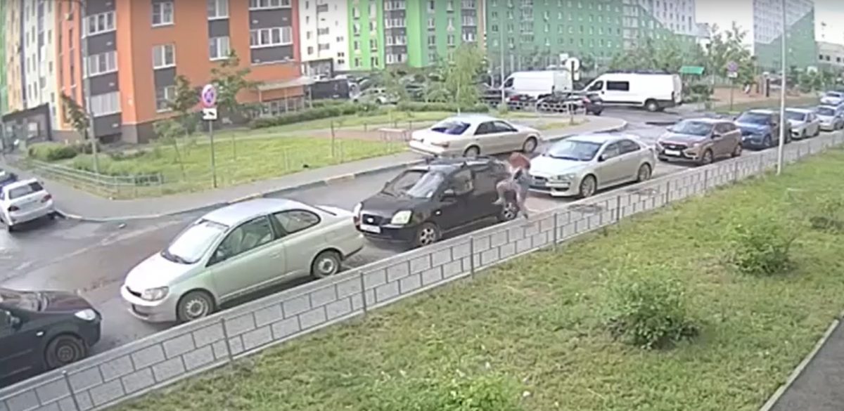 Полиция заинтересовалась женщиной, повредившей автомобили в ЖК «Бурнаковский» в Нижнем Новгороде