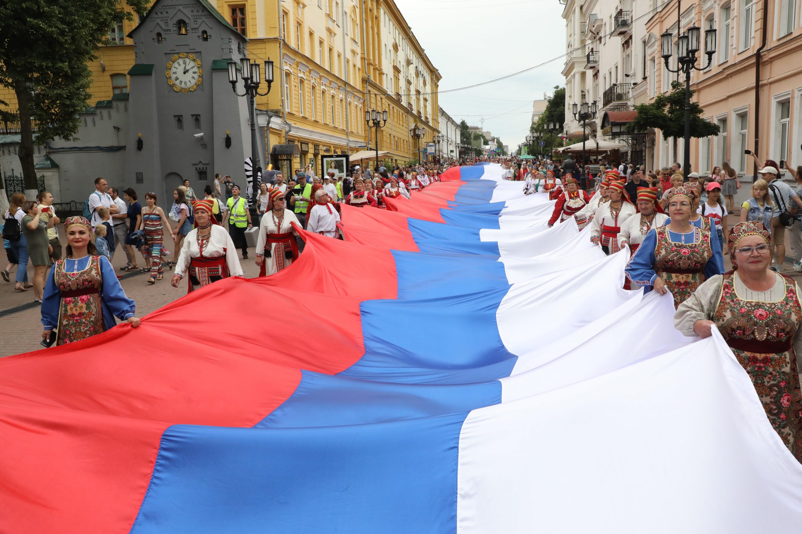 Празд. День Росси празднование. Шествие с флагами. Празднование 12 июня. 12 Июня парад.