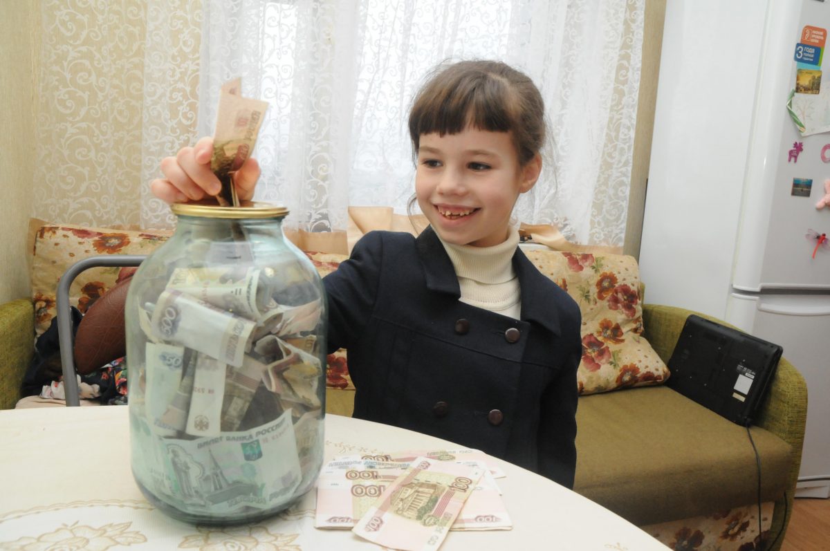 Более 50% российских семей тратят на еду и ЖКХ половину доходов