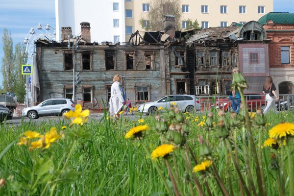 Сгоревший дом Чардымова разберут и отремонтируют на Сенной в начале сентября