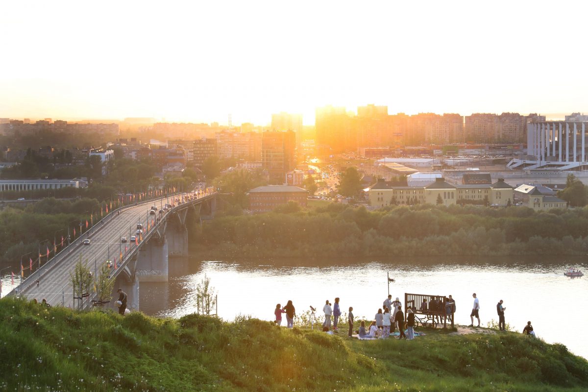 «Столица закатов»: смотрим, как прошла первая вечеринка летнего фестиваля в Нижнем Новгороде