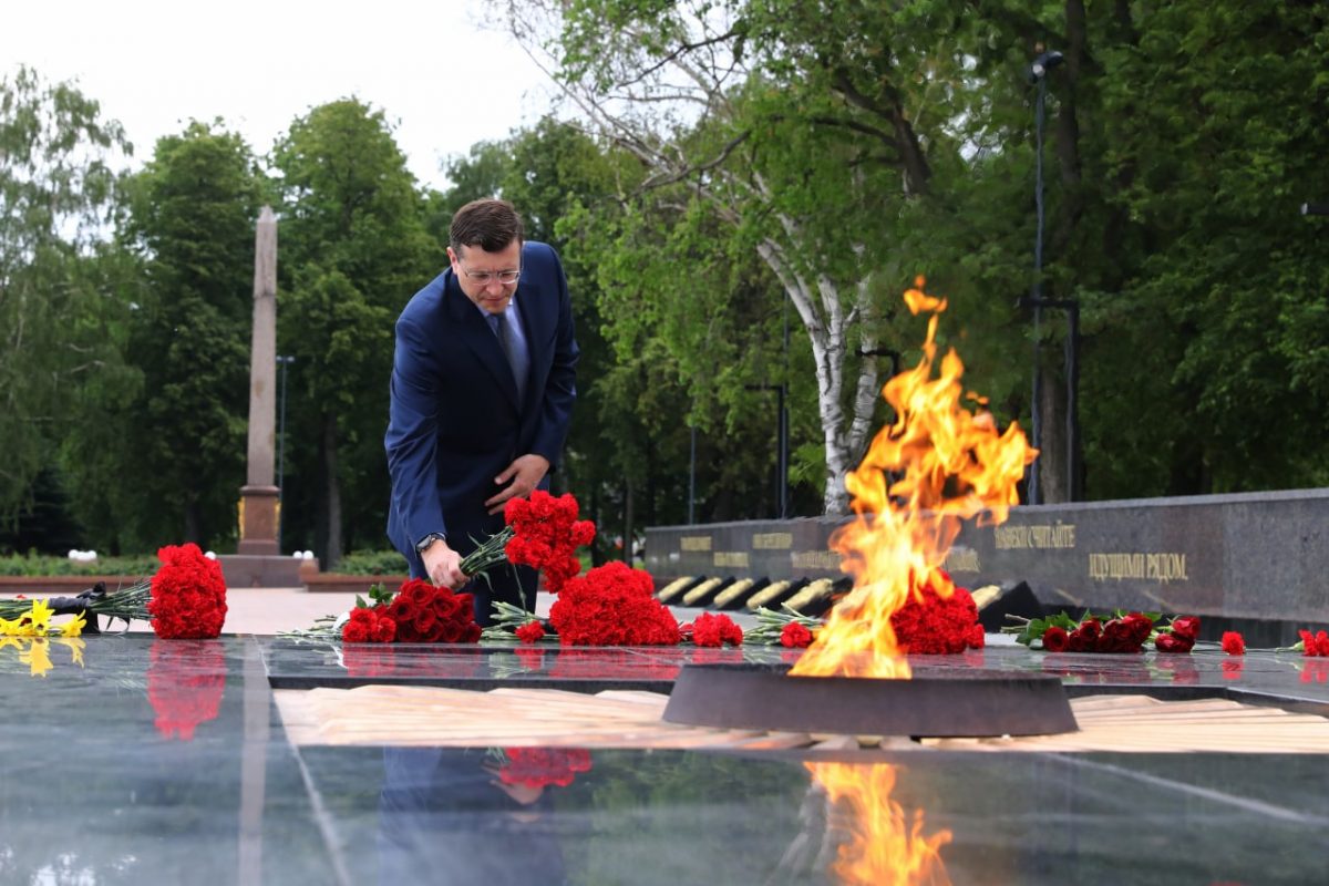 Глеб Никитин возложил цветы к Вечному огню в День памяти и скорби