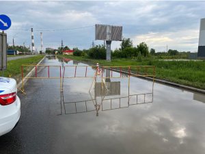Две полосы движения на улице Коминтерна частично перекрыли из-за коммунальной аварии