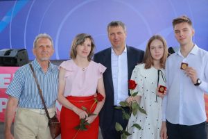 Иван Носков вручил медали «За особые успехи в учении»