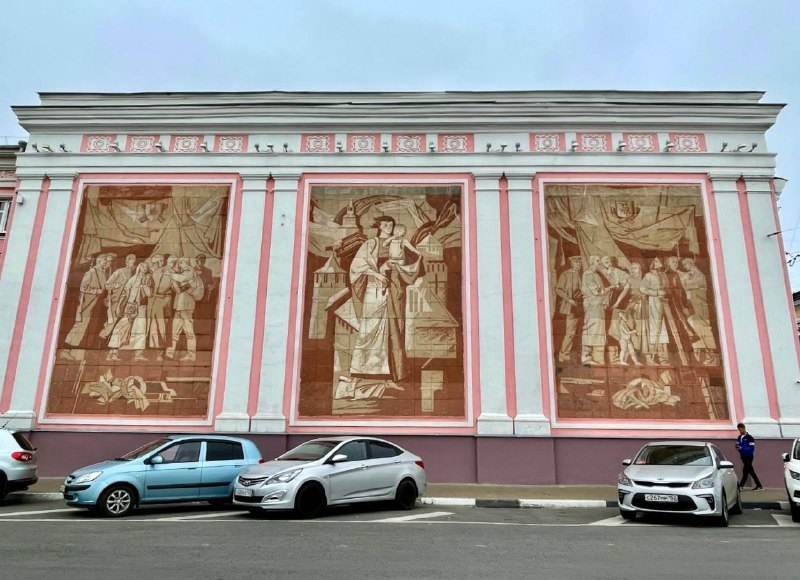 Мурал-триптих на фасаде дома купца Мичурина на Рождественской отреставрируют в августе