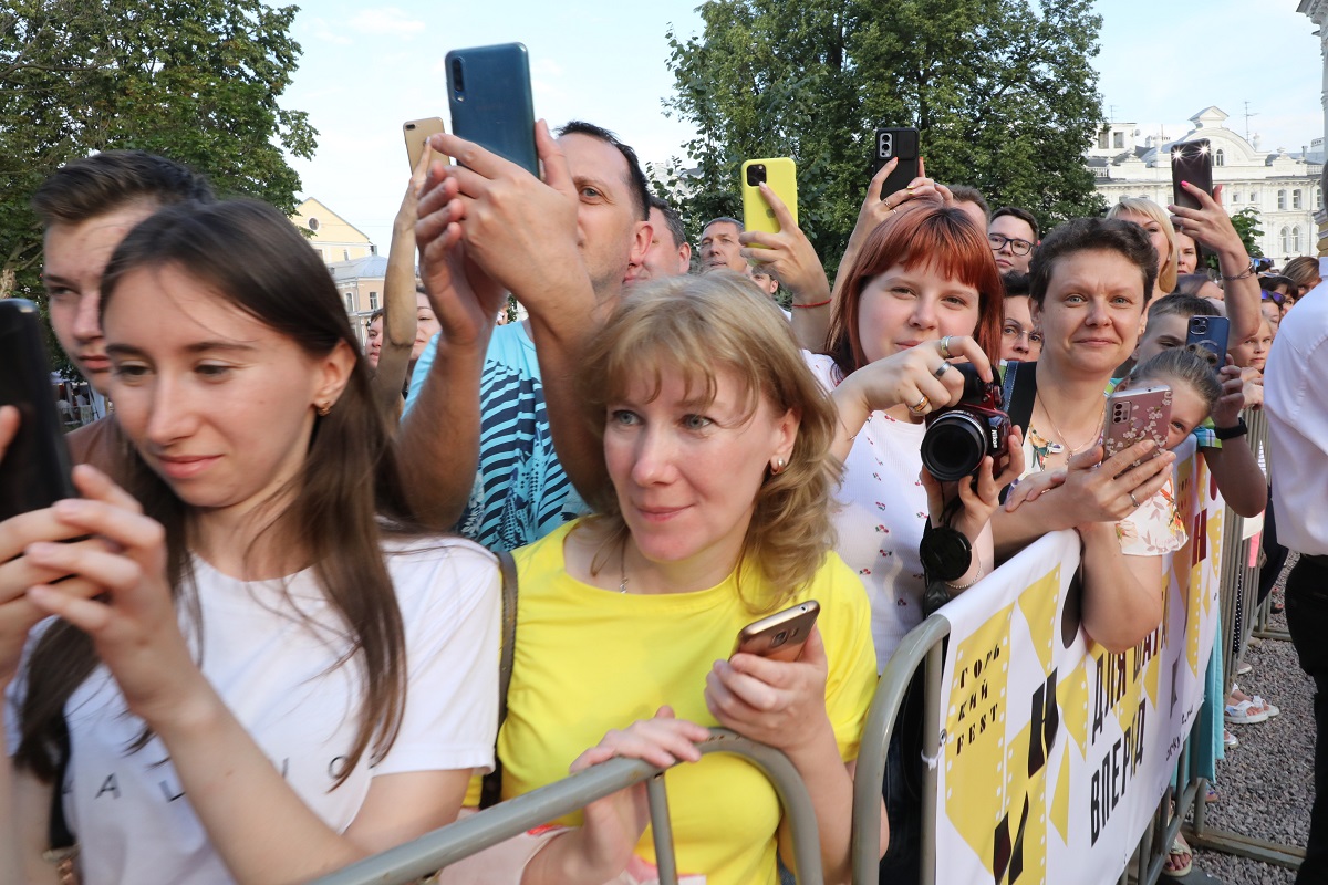 Сотни нижегородцев собрались, чтобы приветствовать любимых артистов