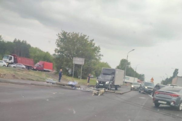 На улице Ларина затруднено движение из-за снесенного в результате ДТП столба