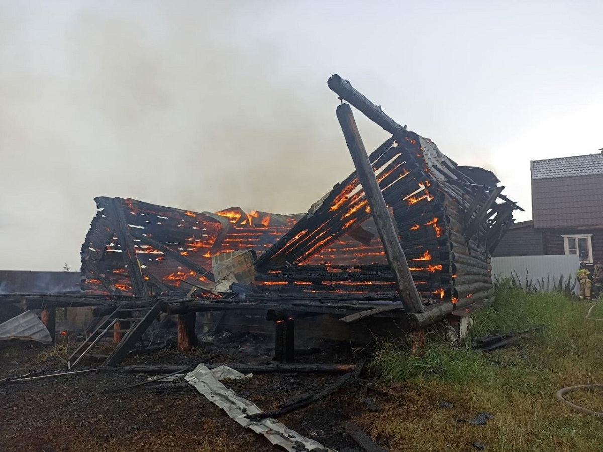 В Малой Ельне сгорел дом из-за удара молнии в Нижегородской области