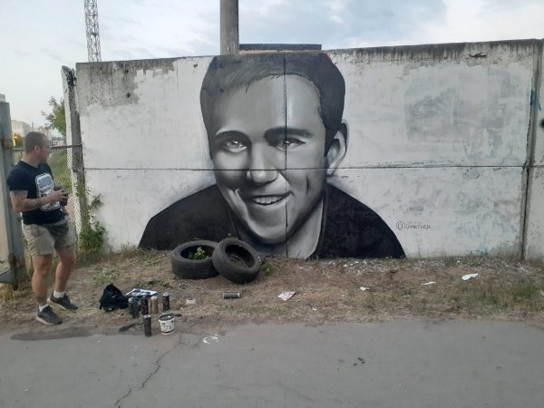 Стрит-арт с портретом Юрия Шатунова появился в Дзержинске