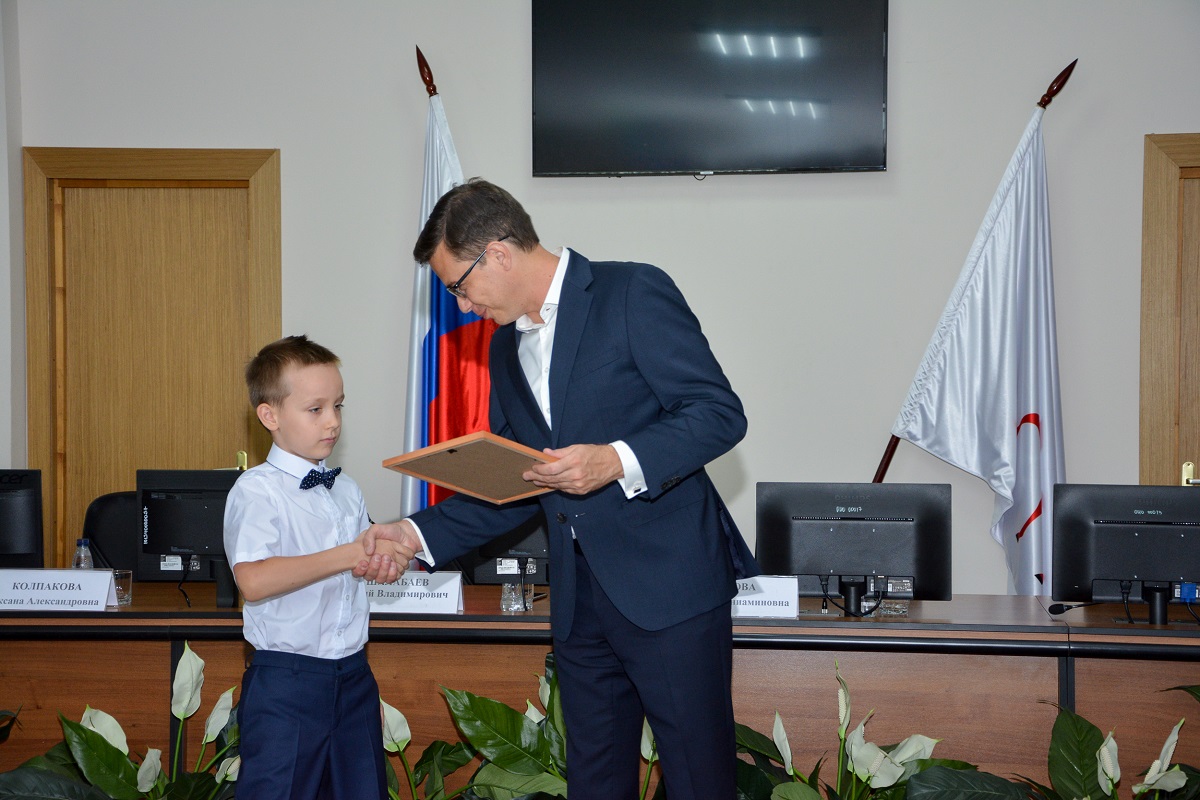 Юрий Шалабаев поздравил победителей детского конкурса «Овеянные славою флаг наш и герб»