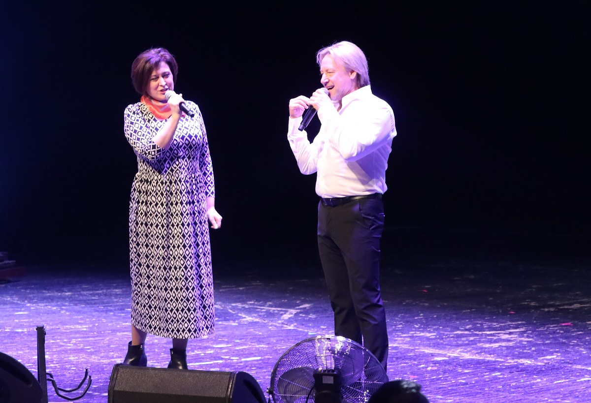 На концерте в Нижнем Новгороде актёр исполнил «Песню о любви» в дуэте с директором ТЮЗа Инной Ванькиной