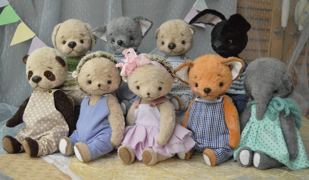 На выставке представлены работы мастеров из разных регионов России - от авторской куклы до мишек Тедди