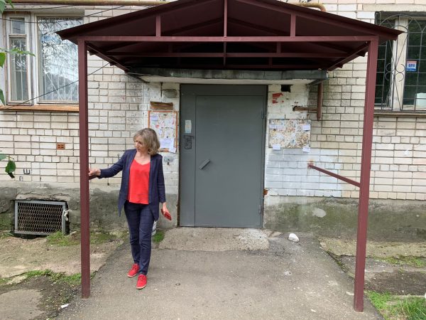 ГЖИ заставила ДУК заменить аварийные козырьки на&nbsp;всех подъездах дома в&nbsp;Нижнем Новгороде