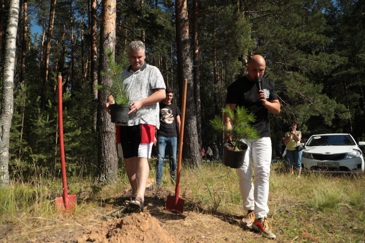 Новые деревья в "Лингвисте" посадили Роман Фильцов и Олег Пикунов
