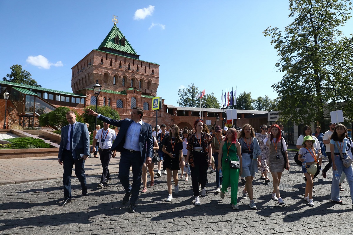 Губернатор Глеб Никитин провел экскурсию по Нижегородскому кремлю для школьников из ДНР