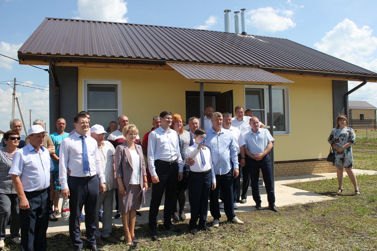 Ключи от построенных по программе «Комплексное развитие сельских территорий» домов получили три семьи из Большеболдинского района