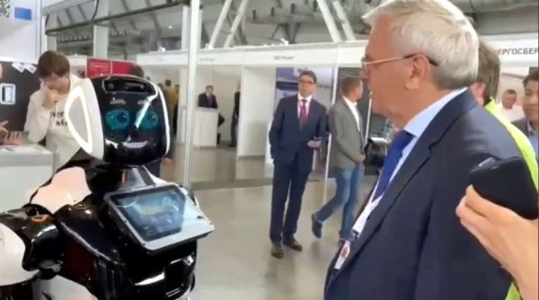 Робот Вася развеселил Евгения Люлина на «Иннопроме-2022»
