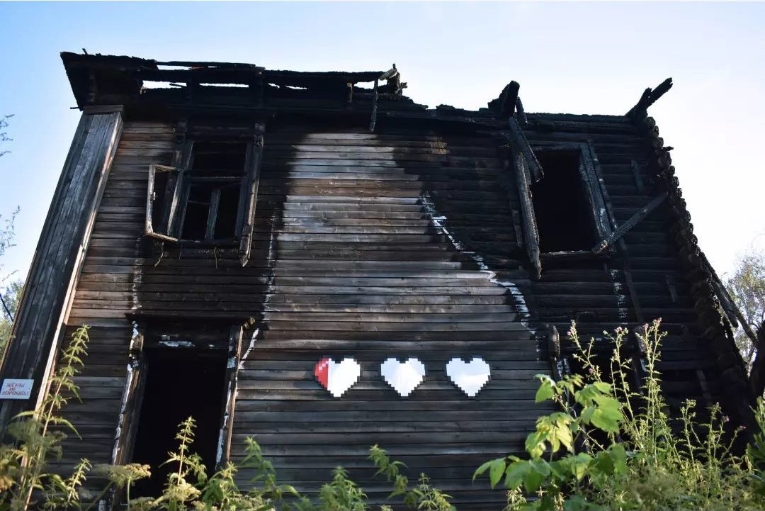 Новый стрит-арт Льва Кайса появился на сгоревшем историческом здании в Нижнем Новгороде
