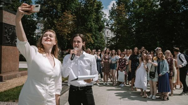Выпускников Мининского университета 2022 года поздравили на площади Минина