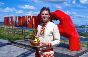 Резьба по яблоку, странствия по стране и татуировка с лебедком