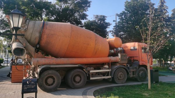 Бетономешалка съехала с Почтового съезда и помяла припаркованные автомобили