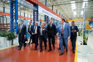 Образец электрокроссовера «E‑Neva» представили Денису Мантурову в Нижнем Новгороде