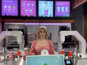 Робот Дуняша начала обслуживать клиентов в кофейне на площади Сенной