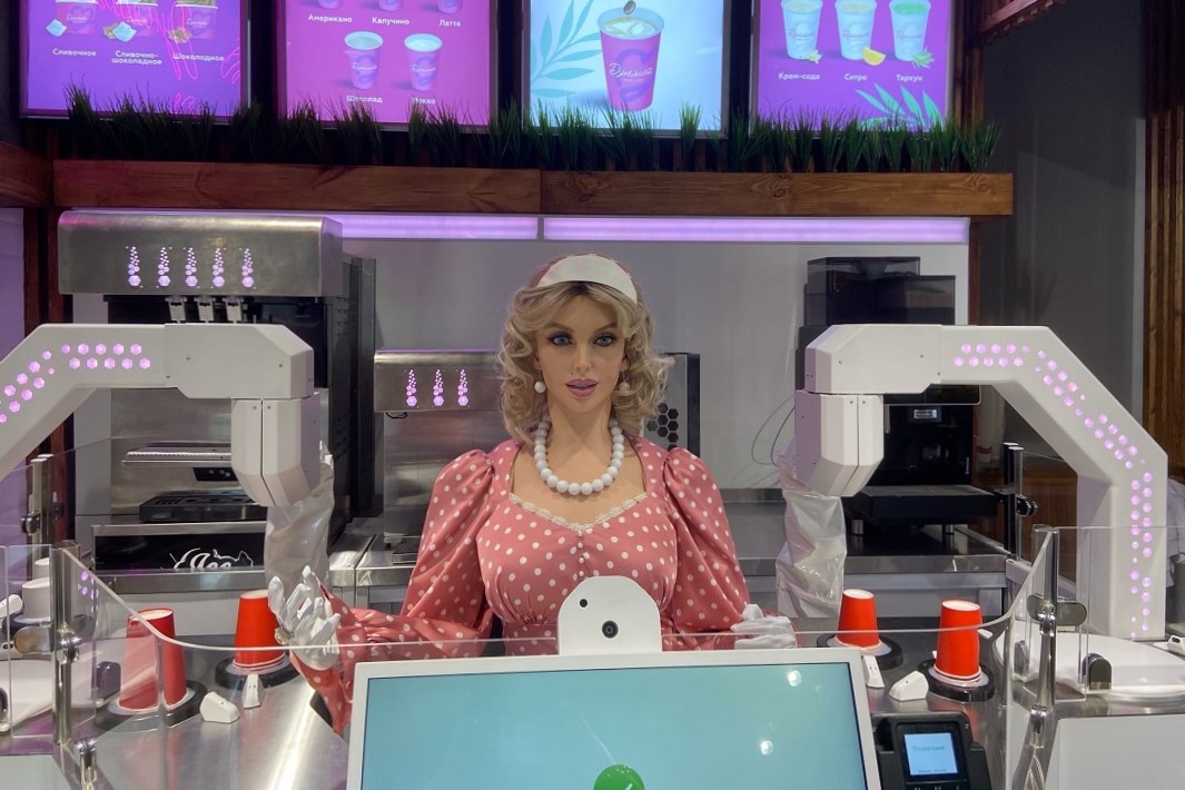 Робот Дуняша начала обслуживать клиентов в кофейне на площади Сенной