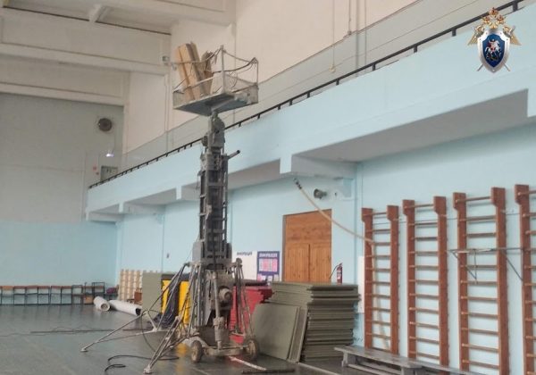 Электрик погиб во время замены лампочек в спортивной школе Дзержинска