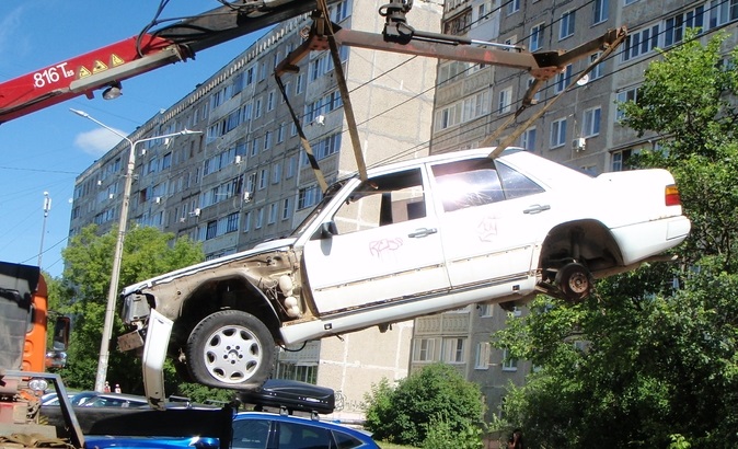 Брошенные машины без номеров начали эвакуировать в Сормовском районе