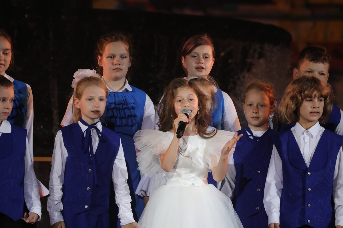 С детским хором «Жаворонок» спела участница «Голос. Дети» Аделия Загребина