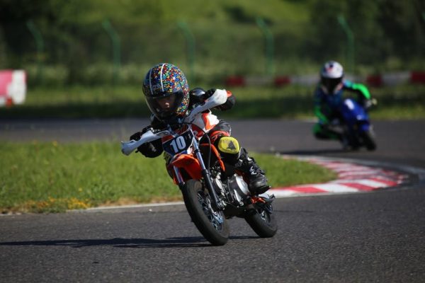 «Теперь его не остановить!: маленькие гонщики из Нижнего Новгорода заняли подиум на кубке Supermoto